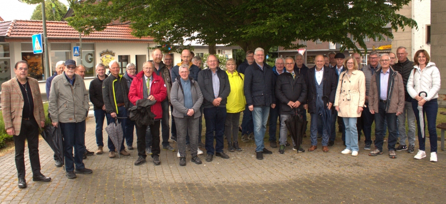 Trafen sich zum gemeinsamen Austausch in Delbrück-Ostenland, die Heimatpflegerinnen und -pfleger, Ortschronistinnen und Chronisten mit Landrat Christoph Rüthern (1. Reihe, 4.v.l.), Bürgermeister Werner Peitz (1. Reihe, 6.v.l.) und Kreisheimatpfleger Michael Pavlicic (links). © Kreis Paderborn